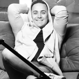 دانلود آهنگ فقط باش از ناصر زینلی